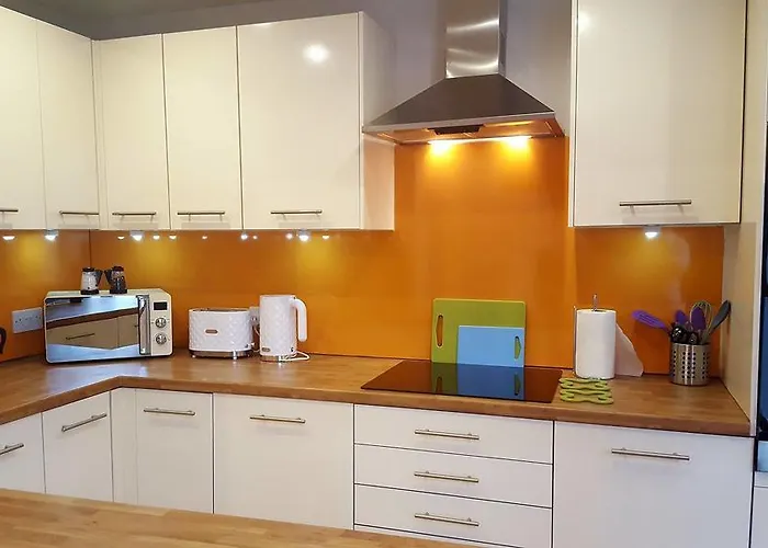 Liverpool Gidlow House Sleeps 8 - Infinity Apartments