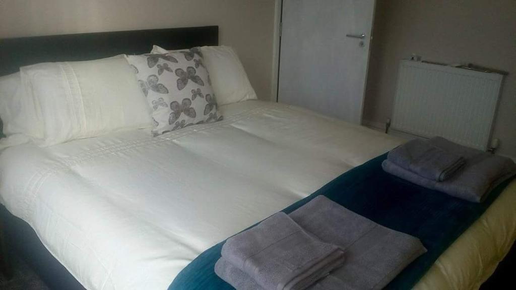 Liverpool Gidlow House Sleeps 8 - Infinity Apartments Guest house Liverpool