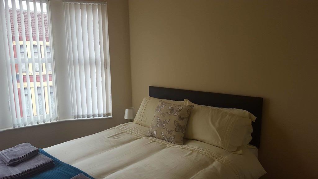 Liverpool Gidlow House Sleeps 8 - Infinity Apartments Guest house