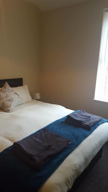 Liverpool Gidlow House Sleeps 8 - Infinity Apartments