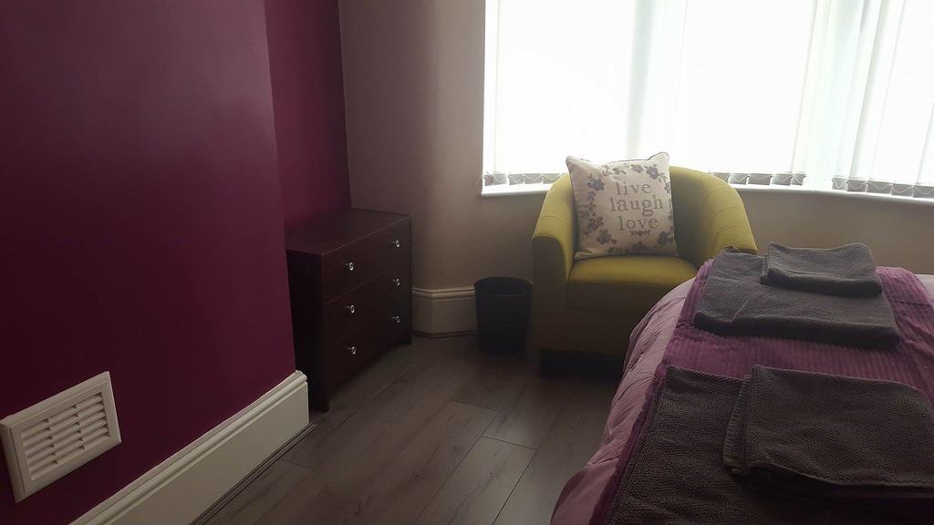 Liverpool Gidlow House Sleeps 8 - Infinity Apartments 4* Liverpool